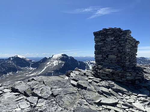 Varden på Høgronden, Norges østligste 2000m-topp, med Rondeslottet og Storronden som kledelige kulisser. Endatil Vinjeronden stikker seg såvidt fram