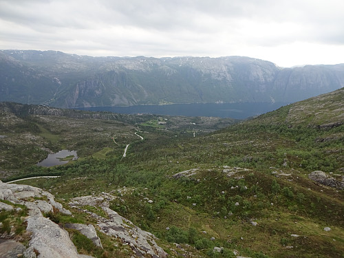 Bratt oppstigning mot toppen aust for Stølsskardet med utsikt mot Songesandvegen og Lysefjorden med bl.a. Helmikstølen på denne sida og Kallali på andre sida