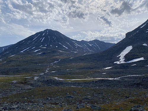 1750-morenen på sletta nedenfor Visbreen. Store Urdadalstind dominerer