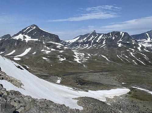 I oppstigningen med flott utsikt over øvre del av Visdalen. Tverrbytthornet og Store Bukkeholstind flankerer Tverrbytnet
