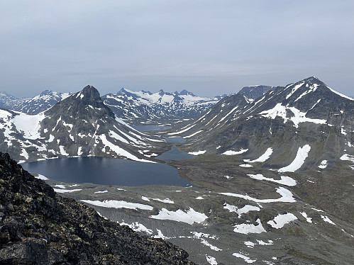 Straks oppe på toppeggen med herlig overblikk over Kyrkjeglupen, ja helt til Smørstabbtindane