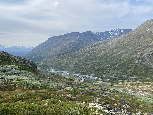 Noe høyere oppe med tilbakeblikk mot dalbunnen. Skardstind med Nåla ruver over omgivelsene