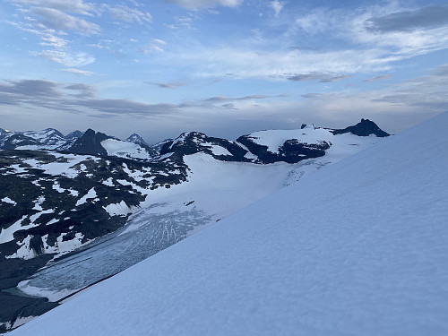 Pause i den bratte oppstigningen like under topplatået. Vi ser Storbreen med bl.a. Soksa, Geita og Stetind