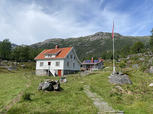Ved fint restaurerte Bakken under Steinfjellet