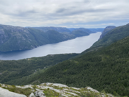 Frå oppunder Nordafjellet med utsikt ut Lysefjorden. Me ser både Bakken og hytta på platået ovanom