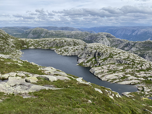 Mot Tvaravatnet. I bakgrunnen sjåast både Hardhausen og Beinafjellet/Kvelvaknuten