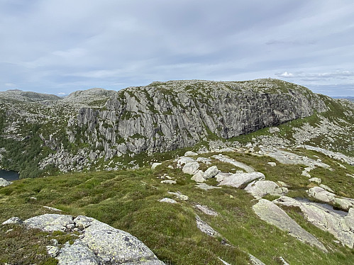 Mot den bratte sørveggen på Holmaknuten. I bakgrunnen til venstre sjåast både Krøysaheia og Bergeheia