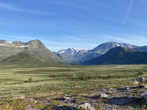 Ingenting å si på utsikten fra teltet ved Leirungsmyrene! Knutshø og Bukkehammaren flankerer Øvre Leirungen, mens Besshø og Surtningssua danner celebert bakteppe