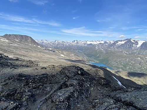 Mot dagens ennå fjerne mål og Memurubu nede ved Gjende. I bakgrunnen velter toppene nord og vest for Gjende fram