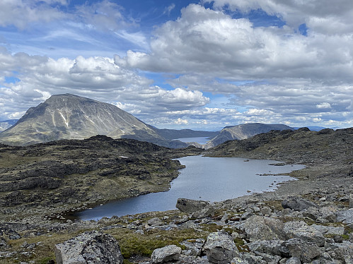 1626-tjørna nord for Eggen og Bessvatnet på hver sin side av Gjende, som for anledningen ser ut til å gå i ett