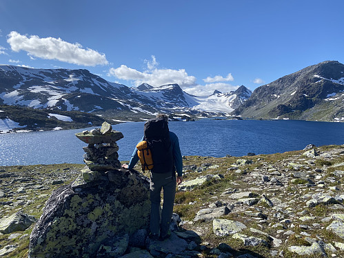 Klassisk motiv av Mjølkedalsbreen innenfor Store Mjølkedalsvatnet. Uranostind, Langeskavltinden, Saga og Mjølkedalspiggen omkranser breen, mens Storegut dominerer til høyre