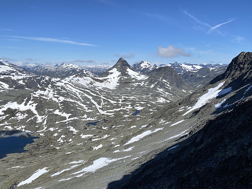 Fra oppunder toppen av Sjogholstinden med herlig utsikt nordvestover mot bl.a. Mjølkedalstind