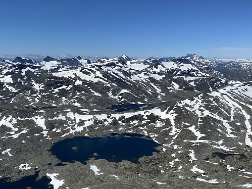 Herlig utsikt vestover. Hurrungane, toppene rundt Mjølkedalsbreen og Falketind/Stølsnostind er kjenneslige