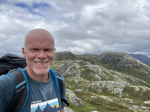 Fornøgd på Leitebakkfjellet! Beinafjellet og Kvelvaknuten sjåast i bakgrunnen