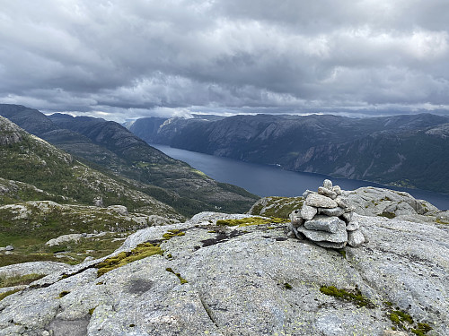 På toppen av Leitebakkfjellet med utsikt innover fjorden. Me ser godt Helmikstølen og Kåsen på denne sida, og Flørli og Kallali på andre sida