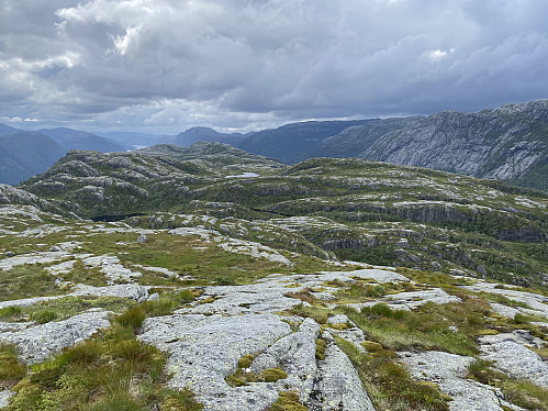 Mot Songesandheia med Skurvedalen og fjorden på kvar si side