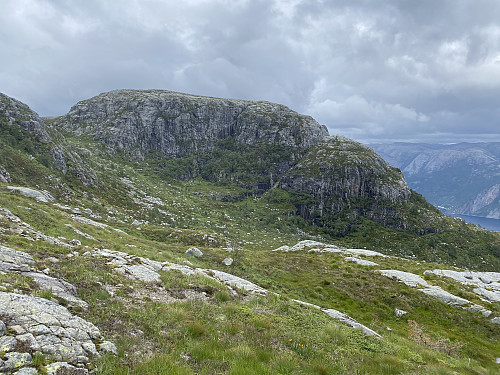 Mot Kvelven og Kvelvaknuten, høgaste toppen på denne fjellryggen