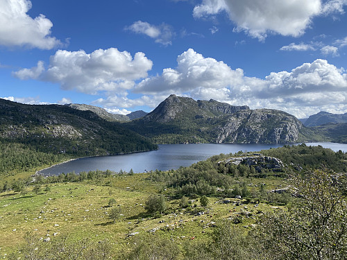 Frå oppunder toppen av Lusabergknuten med flott overblikk over Regnarvatnet. Høgreiste Tibergfjell dominerer i bakgrunnen
