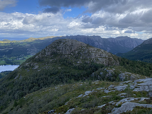 Mot Almåsen