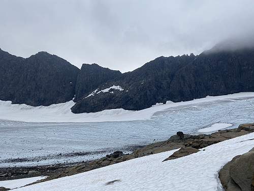 Nedgang mot den sterkt nedsmeltede Midtmaradalsbreen. Vi ser Lovskard midt i bildet og pinaklene til høyre. Renna vi skal følge opp til skardet sees også tydelig