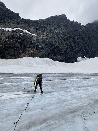 I taulag over snødekte sprekker på Midtmaradalsbreen. Vi ser Lovskard til venstre og pinaklene til høyre i bildet