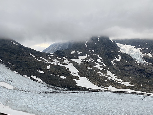 Fra samme sted med tilbakeblikk mot Bandet og Slingsbybreen på hver sin side av Storen, som har sløret på fra ca. 1900moh