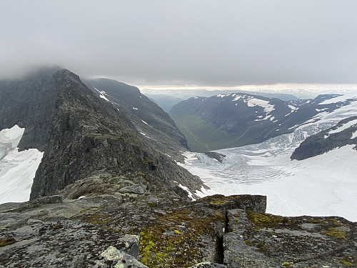 Vi vinner noe høyde og får med oss deler av Midtmaradalsryggen sørøstover, men selve gromtoppen er skjult i skodda