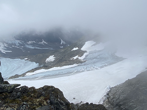 På veg ned i Berges skard får vi fin sikt ned mot Ringsbreen, med breresten som går opp mot skardet nærmest