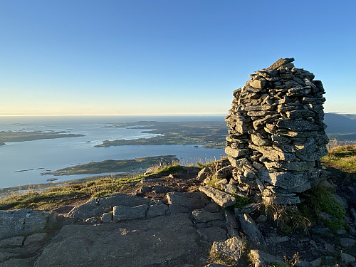 Toppvarden og utsikt nordover