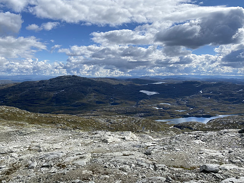 Utsikt mot Kjelatind med Engelstjørn og Ingelsvatn, og med Vassdalstjørn nærmest