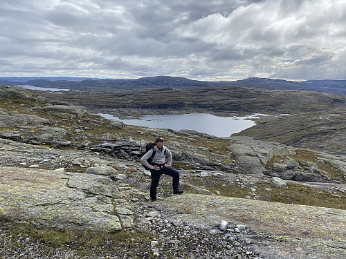 Oppstigning frå teltplassen ovanom Litlavatnet. I bakgrunnen sjåast Storhellernuten og Skyvassnuten aust for Sandvatnet, og heilt til venstre Holmavatnet