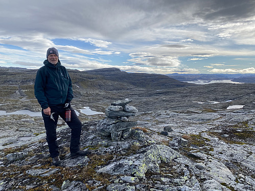 På Skorpeskarnuten med flott utsikt mot Fitjanuten og Holmavatnet