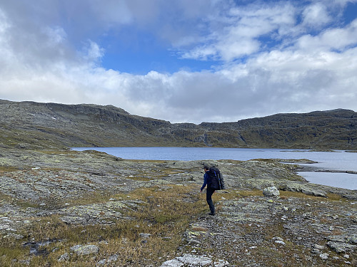 Langs Litlavatnet med Litlavassnuten og Fitjanuten i bakgrunnen