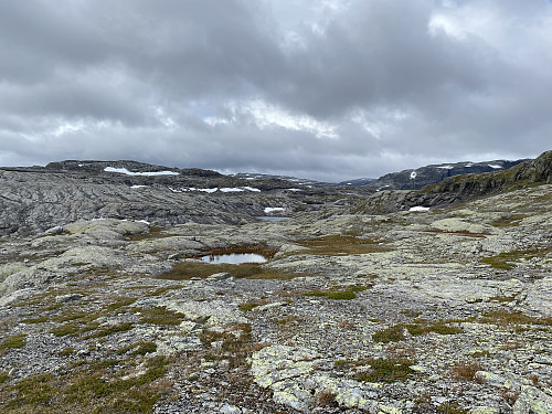 Frå same staden med Skorpeskarnuten i sikte. På andre sida av Kvanndalen ruvar Trollaskeinuten