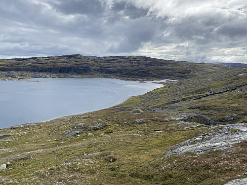 Tilbakeblikk mot teltplassen ovanom Litlavatnet, der det ikke akkurat er le for nordvesten. Endanuten dannar bakteppe