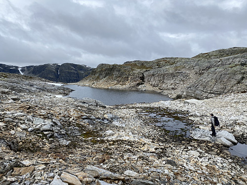 Fint høgfjellsterreng vest for Litlavassnuten med utsikt mot Ikastenuten på andre sida av Kvanndalen