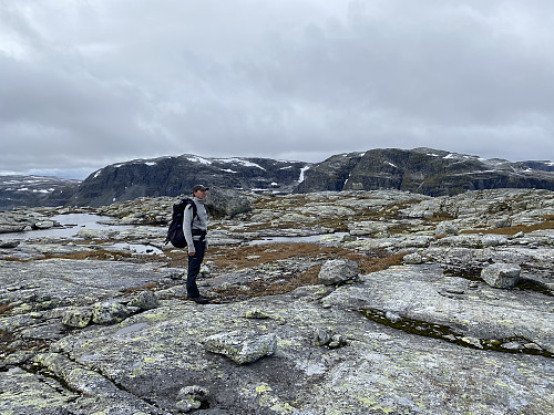 Trollaskeinuten og Ikastenuten sett frå oppunder toppen av Raudberga