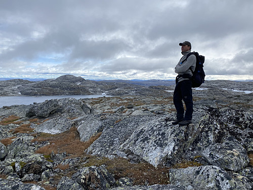 På Simlenuten, fylkets 20. høgaste fjelltopp, med Isvatnet og Fitjanuten som kjenneslege kulisser