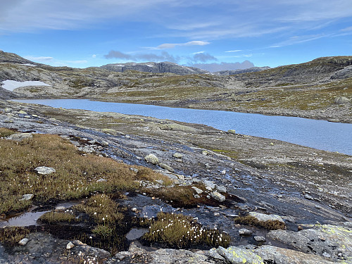 1236-vatnet øvst i Blydalen med Trollaskeinuten på andre sida av Kvanndalen