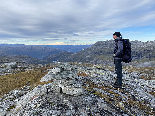 Utsikt mot Mælen og bygda. Me ser bl.a. Kvanndalsdammen og ein gard på Bleskestad