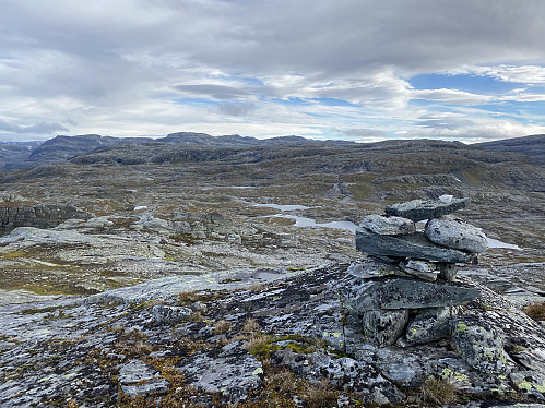Utsikt nordover mot Litlavassnuten og toppane me var på i går, dessutan fylkets to høgaste mot horisonten