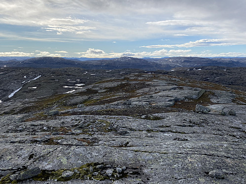Utsikt søraustover med Storhellernuten, Skyvassnuten og Meien mot horisonten