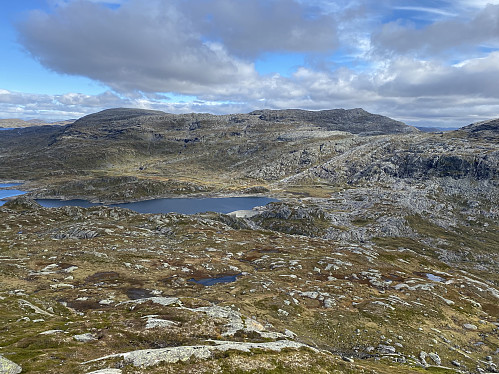 Mot Sandvassdammen med Storhellernuten og Skyvassnuten som bakteppe