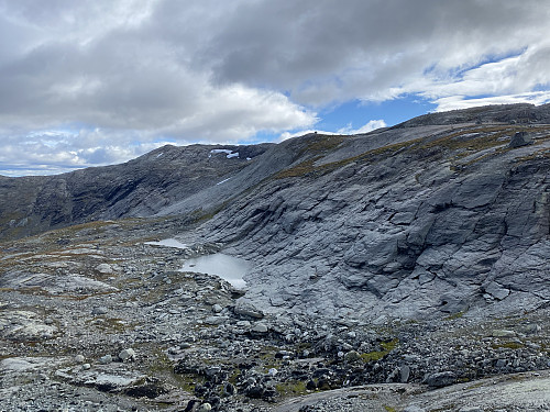 Skyvassnuten sin imponerande sva-flanke frå nord. Legg merke til flyttblokka mot himmelen midt i bildet...