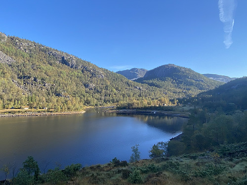 Praktfull haustmorgon i Grimsli. Sola gyller alt Årdalssida medan Jørpelandssida ennå ligg i skyggen