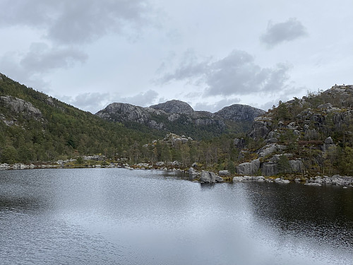 Sceneskifte til den midtre Moslitjødna med Tårnfjellet og Sauafjellet som bakteppe
