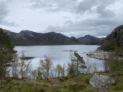 Ved Svortingsvatnet med Naganibba og Revafjellet kjenneslege