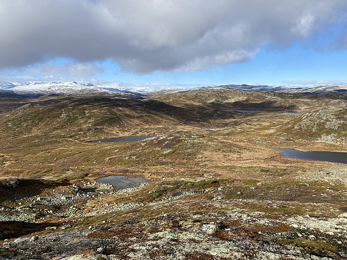 Fra oppunder Nordre Råsanuten mot Vågsliheia og bl.a. Vesle Nup