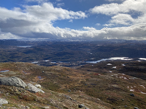 Fra Søre Råsanuten mot bl.a. Sæsnuten, Førsvatnet og Arbuvatnet