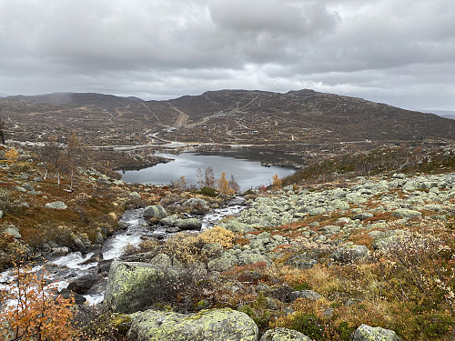 Tilbakeblikk mot Eivindbuvatnet og skisenteret